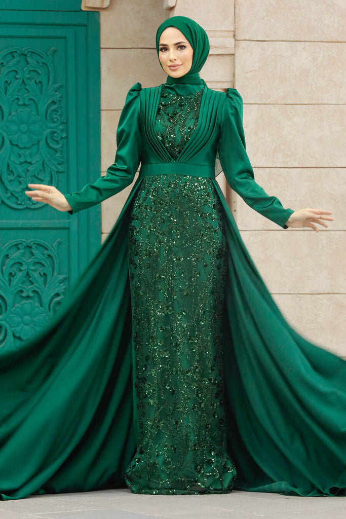  The maxi length ensures you make a grand entrance, and the plain layer adds a sense of drama and allure to your outfit, you'll be the centre of attention at any soiree. This emerald dress is a glittering masterpiece, ideal for those looking to make a memorable statement on any occasion  Whether you're a bride, or bridesmaid, attending prom or a black-tie event, or looking for a beautiful dress for a wedding or Eid celebration, this dress is sure to turn heads.