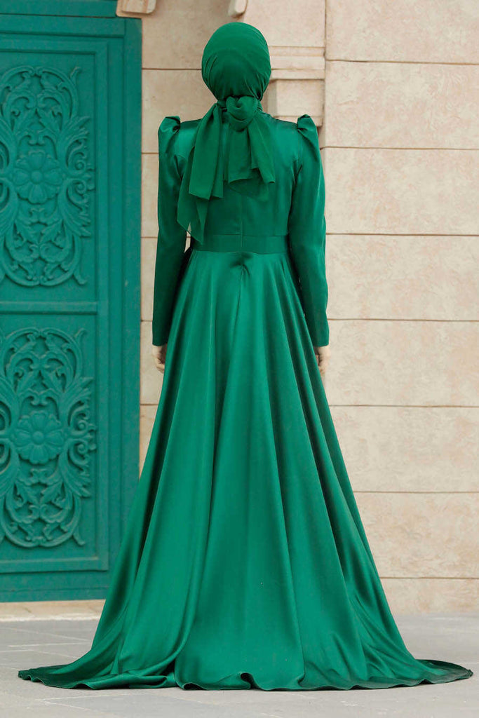  The maxi length ensures you make a grand entrance, and the plain layer adds a sense of drama and allure to your outfit, you'll be the centre of attention at any soiree. This emerald dress is a glittering masterpiece, ideal for those looking to make a memorable statement on any occasion  Whether you're a bride, or bridesmaid, attending prom or a black-tie event, or looking for a beautiful dress for a wedding or Eid celebration, this dress is sure to turn heads.