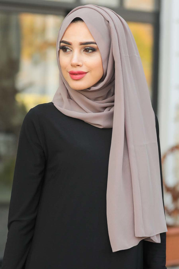 Our Chiffon Hijabs are chic and weightless. Designed to elevate your look no matter what the occasion is The lightweight fabric drapes well and gives the desired look summer look. Available in many colors.